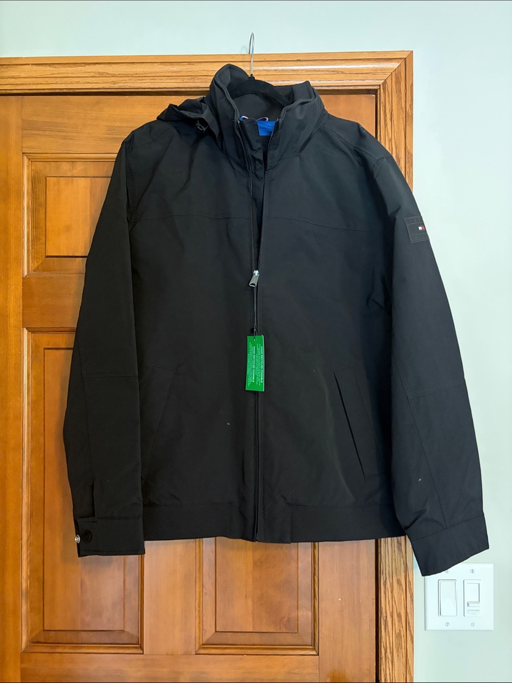 TOMMY HILFIGER men’s lightweight black jacket